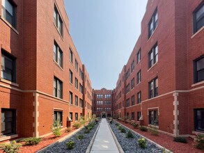 Building Photo - 3942 N Janssen Ave