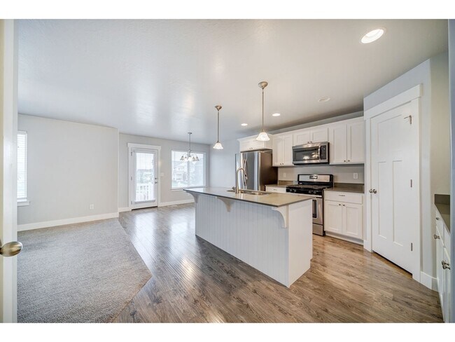 Building Photo - 664 Fall Creek Dr