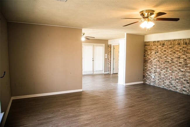 Building Photo - 321 Crestview