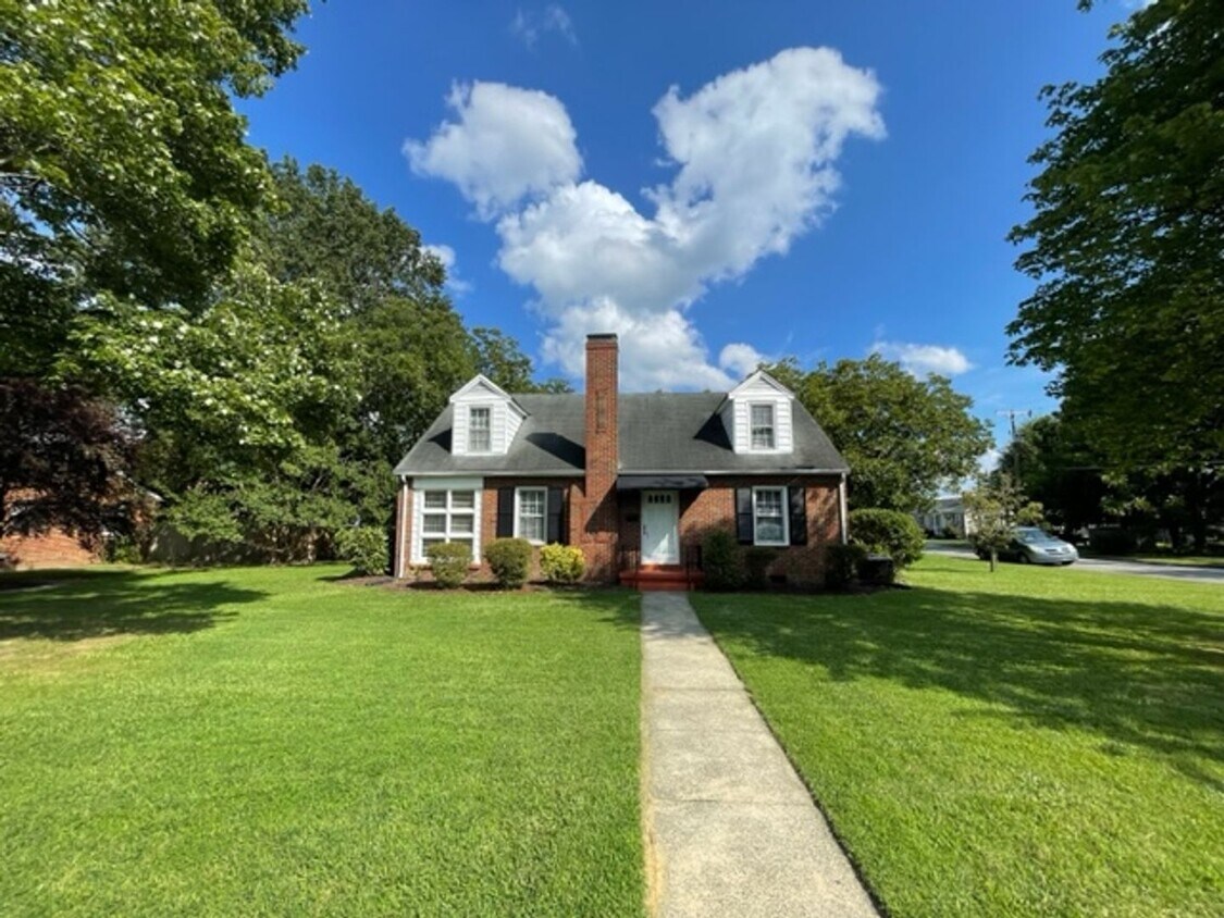 Foto principal - 4 Bedroom 2 bath home with garage in beaut...