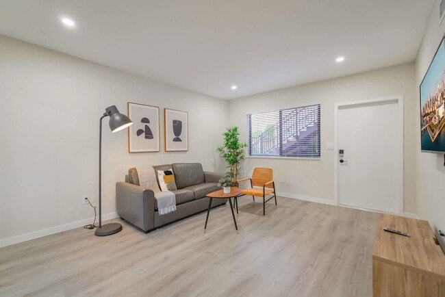 Building Photo - 700 SW 11th Ave