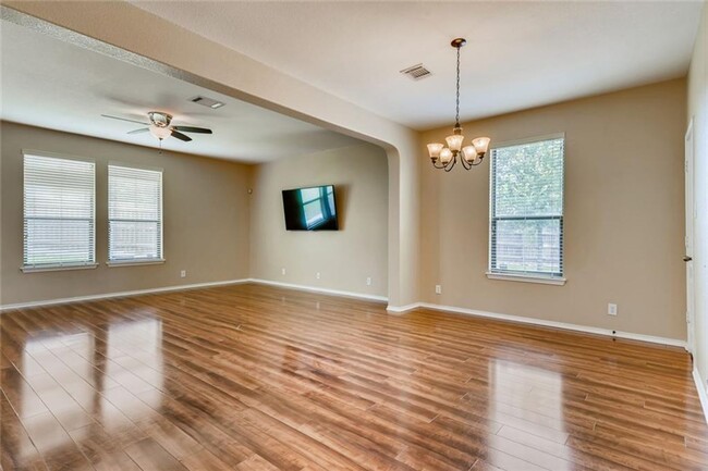 Foto del edificio - Large 4 Bedroom 3.5 Bath Now Avaliable