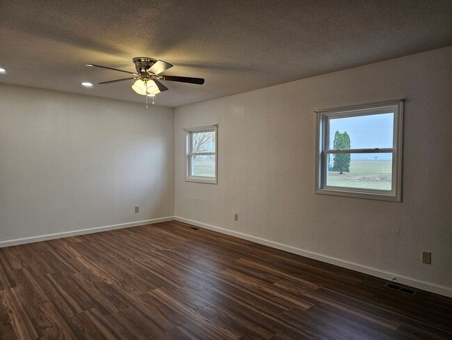 Building Photo - Quiet Country Living