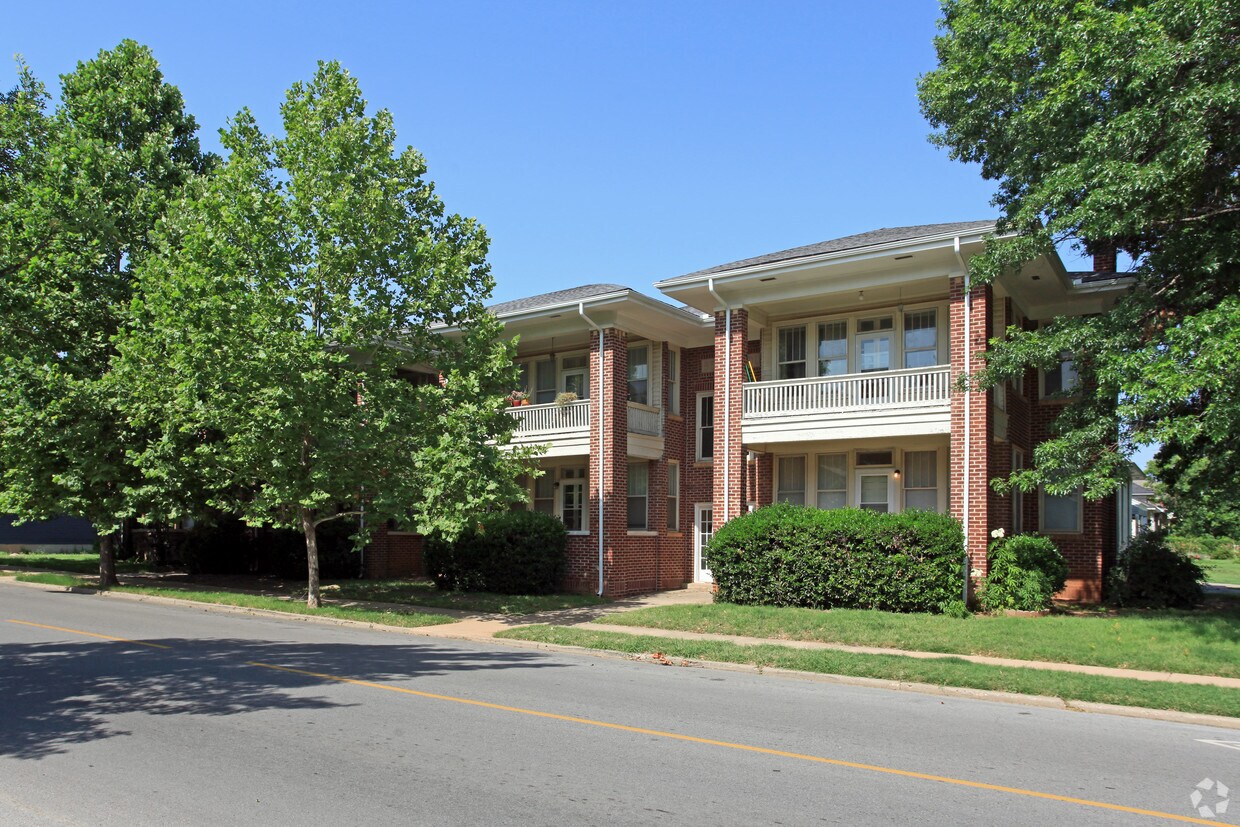 Primary Photo - 2117 N Shartel Ave
