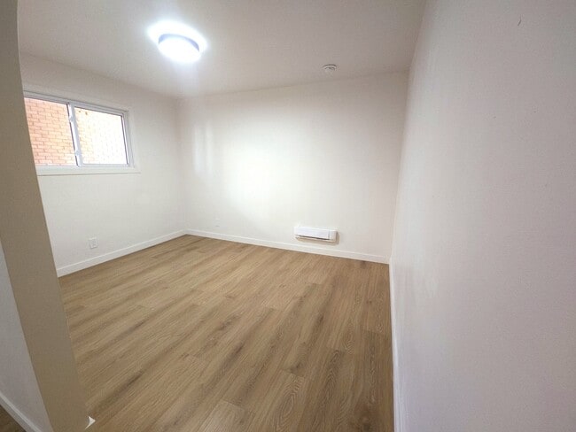 Building Photo - 19 Wellington St