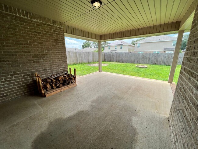 Building Photo - Convenient access to I-10 & Pensacola!