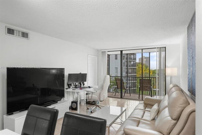 Building Photo - 3401 N Country Club Dr