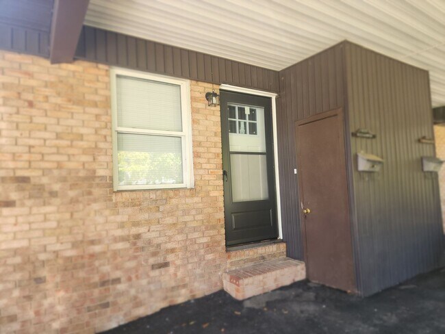 Building Photo - 623 Alexander St