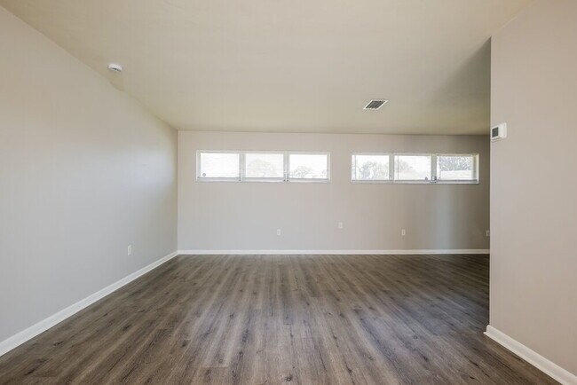 Foto del edificio - 502 Leeland Heights Blvd E