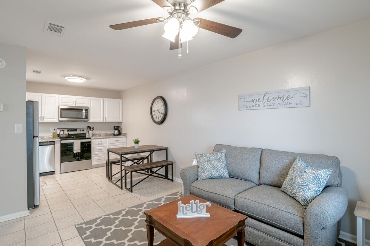 Foto principal - Centrally Located 1 Bed/1 Bath Coastal Condo