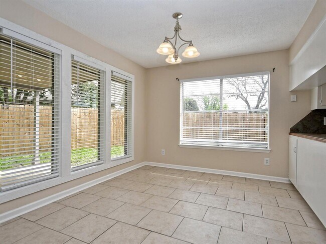 Building Photo - "Charming 3-Bedroom Retreat with 2 Baths i...