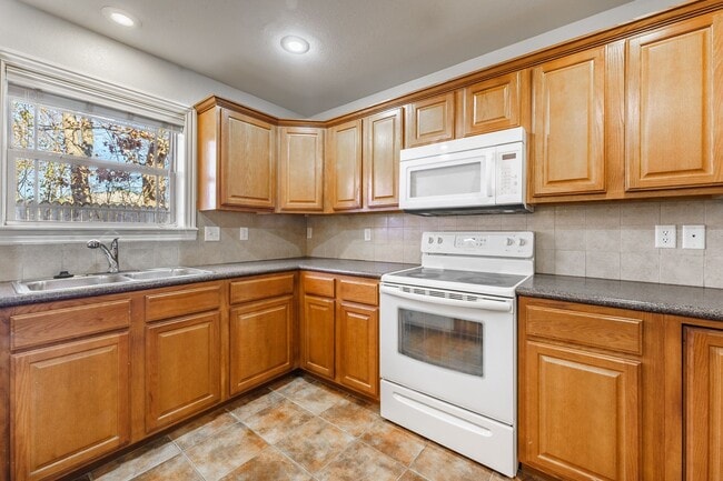 Building Photo - Great size duplex in Gravette!