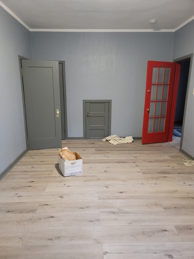 Building Photo - 1240 N Kenmore Ave