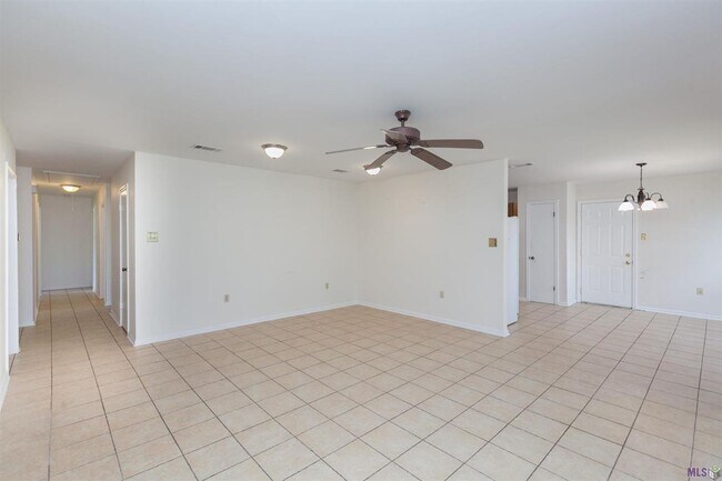 Foto del edificio - Beautiful Newly Updated Home Conveniently ...