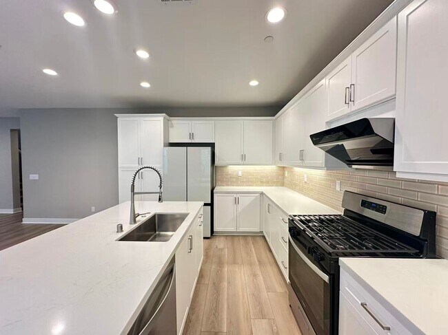 Foto del edificio - 4 BEDROOM HOME FOR LEASING IN Ontario