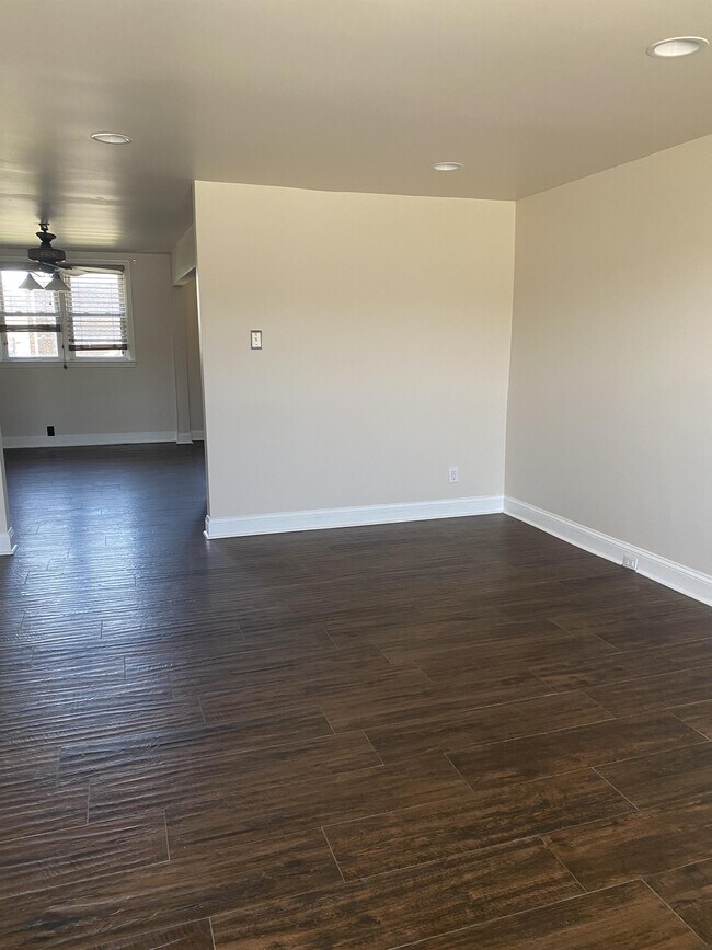 Foto del edificio - 2259 Dermond Ave