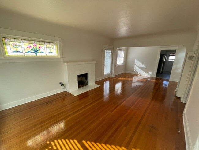Building Photo - 2 Bedroom 1 Bath Craftsman