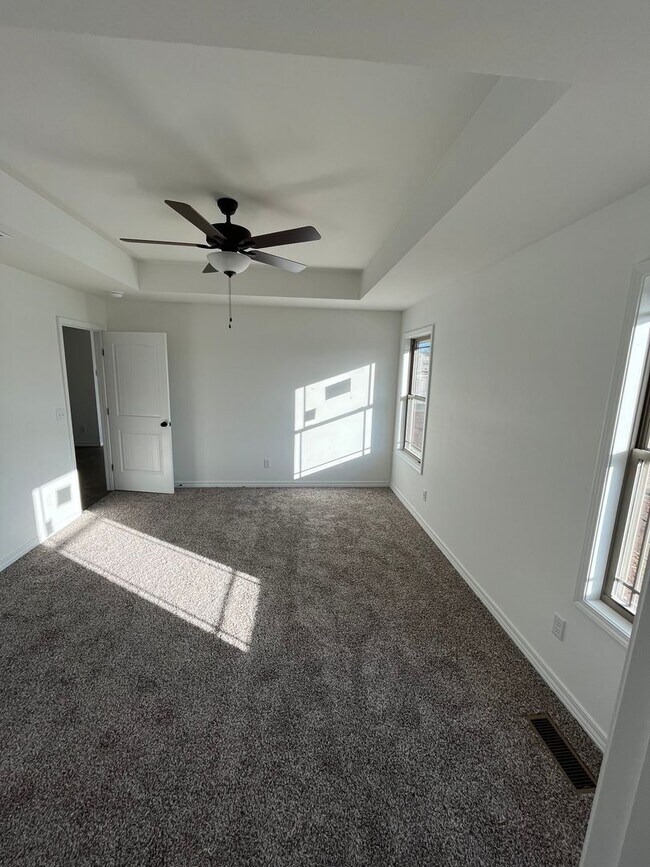Foto del edificio - Nearly new 3 bed, 3 bath with Springfield ...