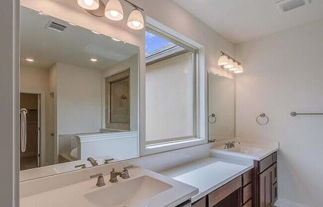 Foto del edificio - Beautiful Home 4BED/3BATH house for lease, located down the street from the Historic Gruene