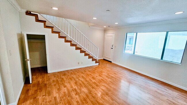 Foto del edificio - 1043 Thompson Ave