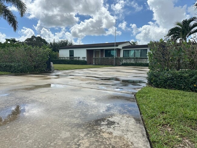 Building Photo - 2940 Cherokee Rd