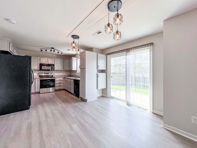 Foto del edificio - 3 Bed / 2.5 Bath Home with Fenced Backyard, Garage & Extra Storage