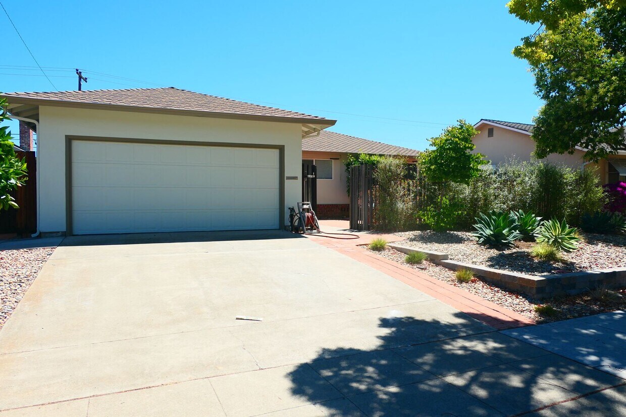 Foto principal - 4 bedroom 2 bath! Forced air, hardwood flo...