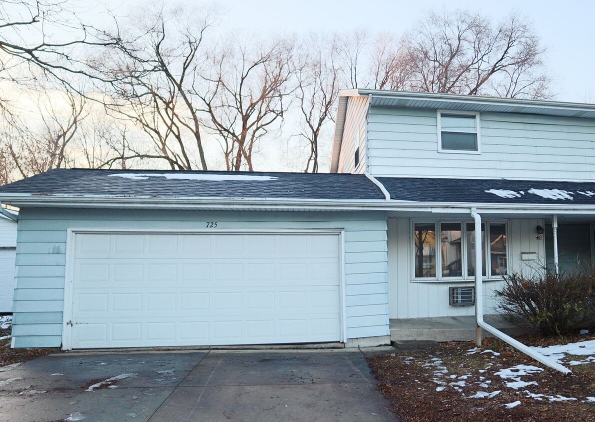 Primary Photo - 2 Bed 1.5 Bath Duplex