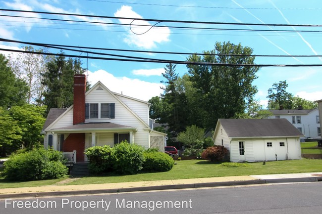 Building Photo - 3 br, 1.5 bath House - 9300 Battle St