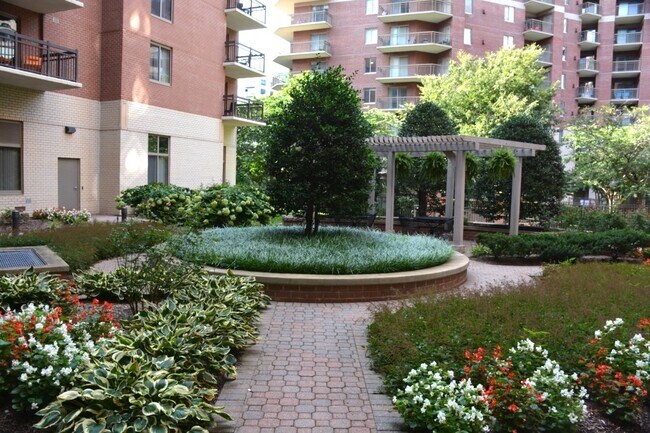 Foto del edificio - Virginia Square Plaza