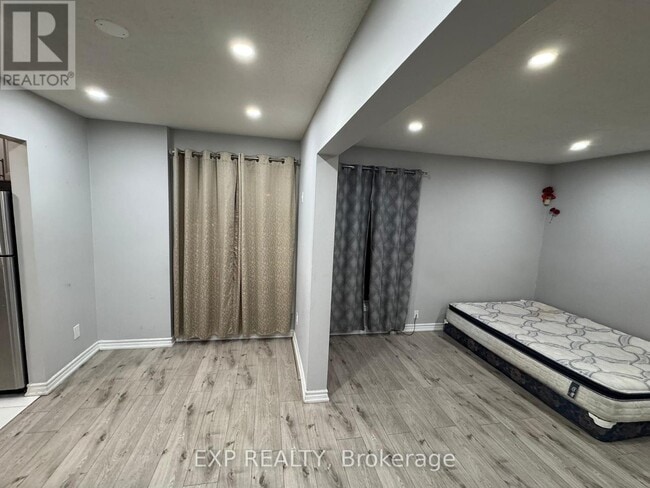 Building Photo - 40 Gladstone Square