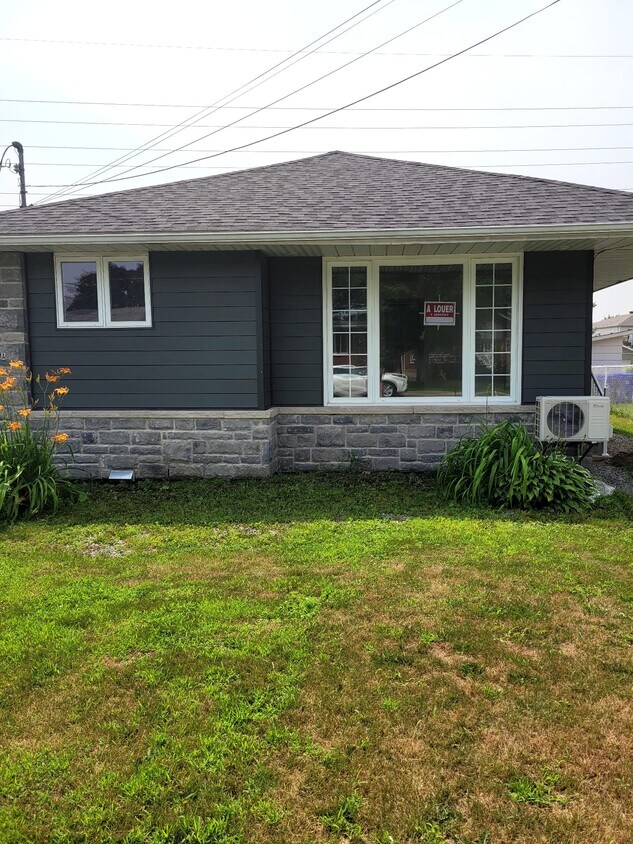 3 bedrooms, private patio & yard, 2 parking spots, heat pump, storage shed.Near Labrosse bus station - 206 Rue O'brien