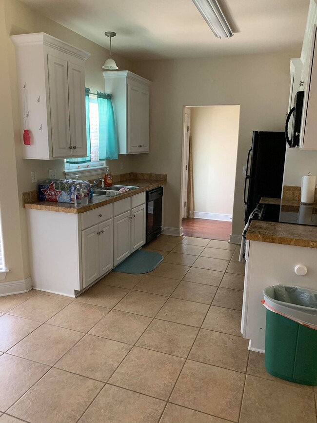 Building Photo - Beautiful 3 bedroom 2 bath home.