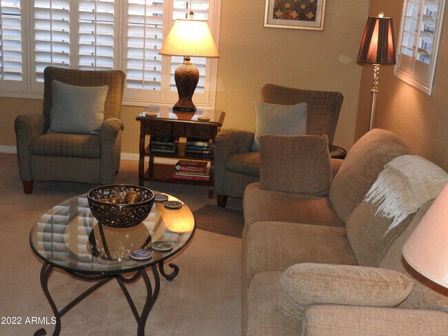Foto del edificio - 7800 E Lincoln Dr