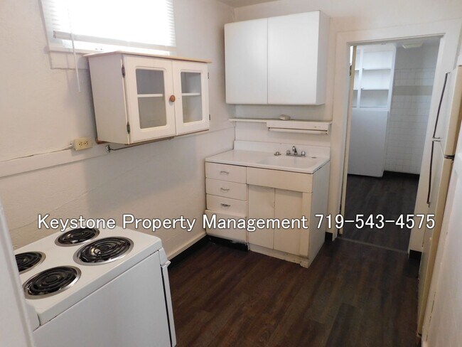 Foto del edificio - Move-In Special! $400 Off! -  Eastside Efficiency Apt in Triplex  $800/$800
