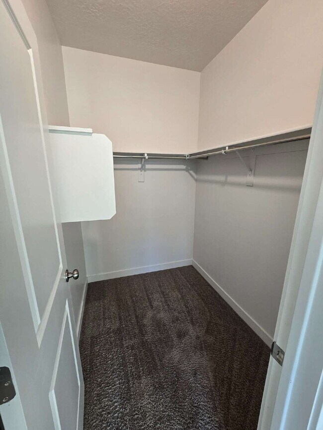 Foto del edificio - "Chic 3-Bed Townhouse with Pool Access in Bluffdale!"