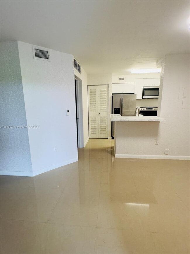 Foto del edificio - 2851 N Oakland Forest Dr