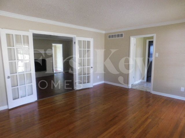 Foto del edificio - 4523 Parkwood Rd