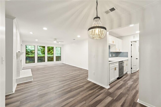 Foto del edificio - 521 Warm Springs Cir