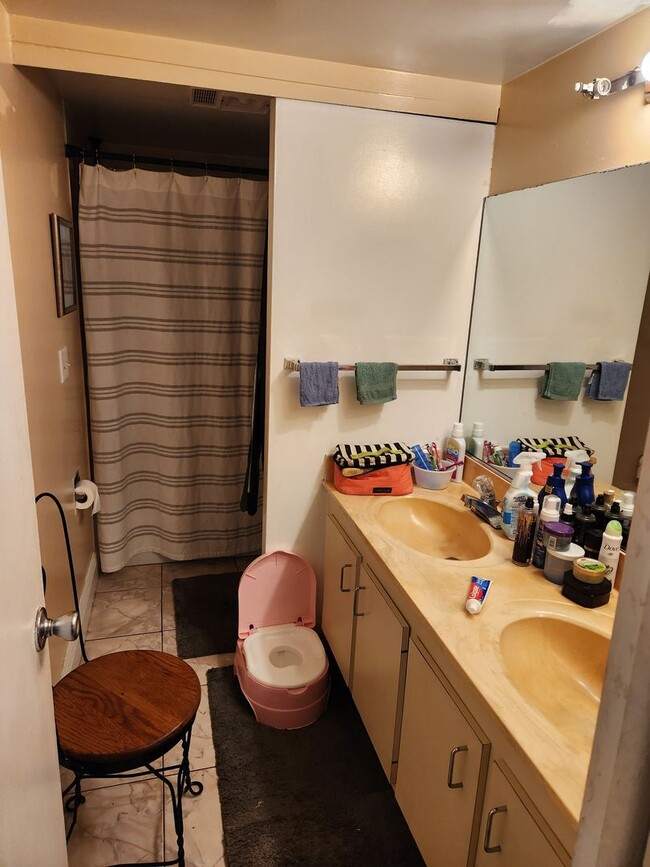 Building Photo - 2Bed/2Bath