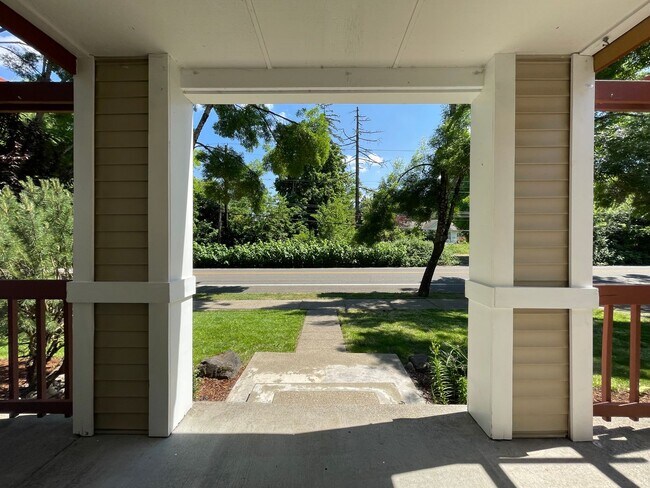 Foto del edificio - SE Home 3Bd/2.5Ba Home Close to the Willamette River off McLoughlin Blvd. 2 Car Garage and Washer...