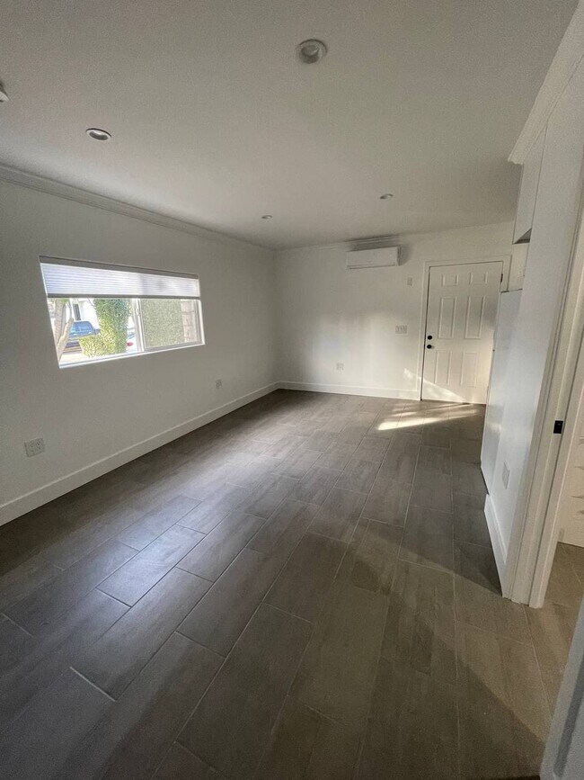 View of unit without furniture - 6718 Belmar Ave