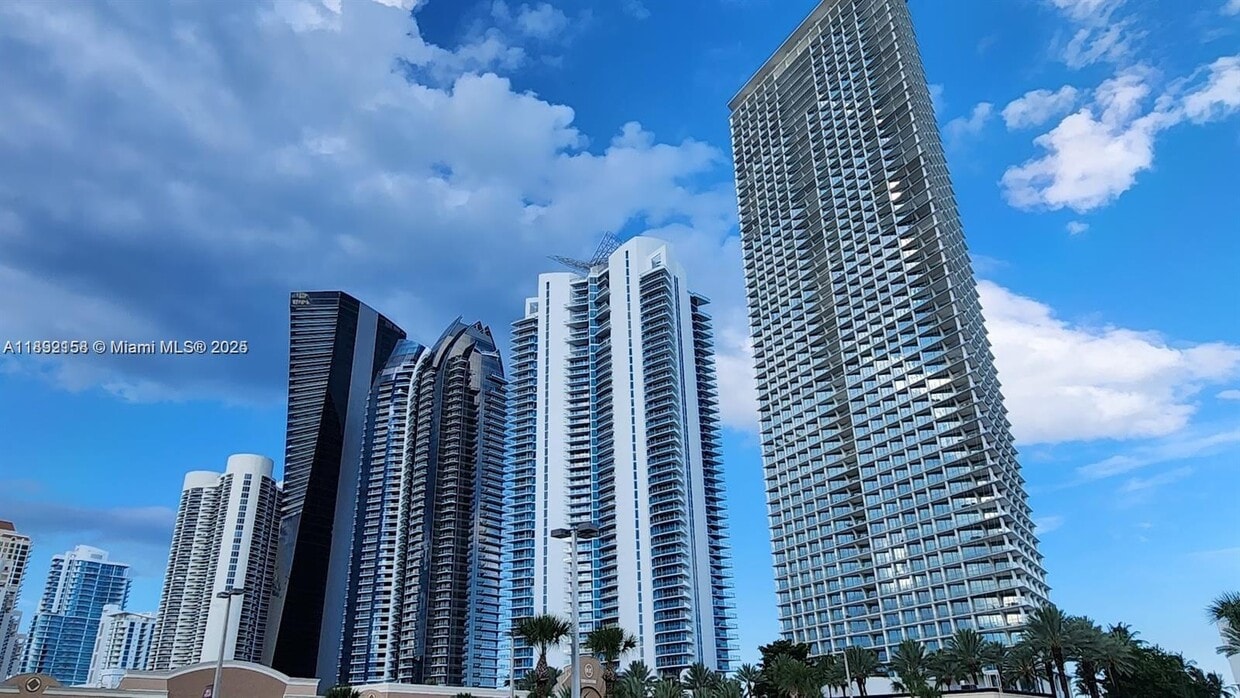 Foto principal - 17001 Collins Ave