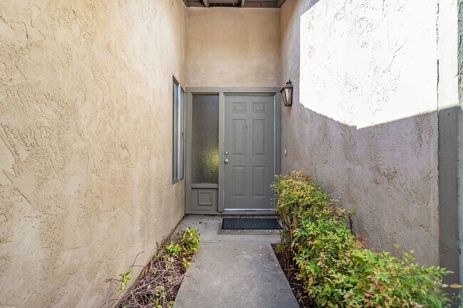Foto del edificio - Must see!  If you move in by February 1st ...