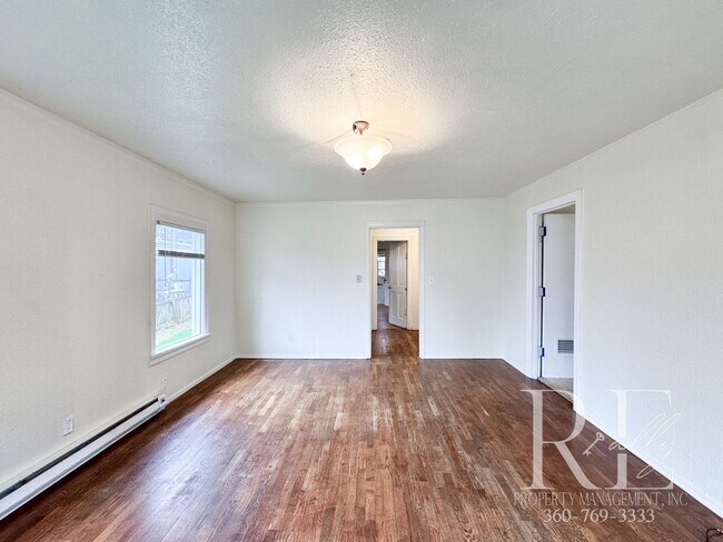 Foto del edificio - 1215 Evans Ave W