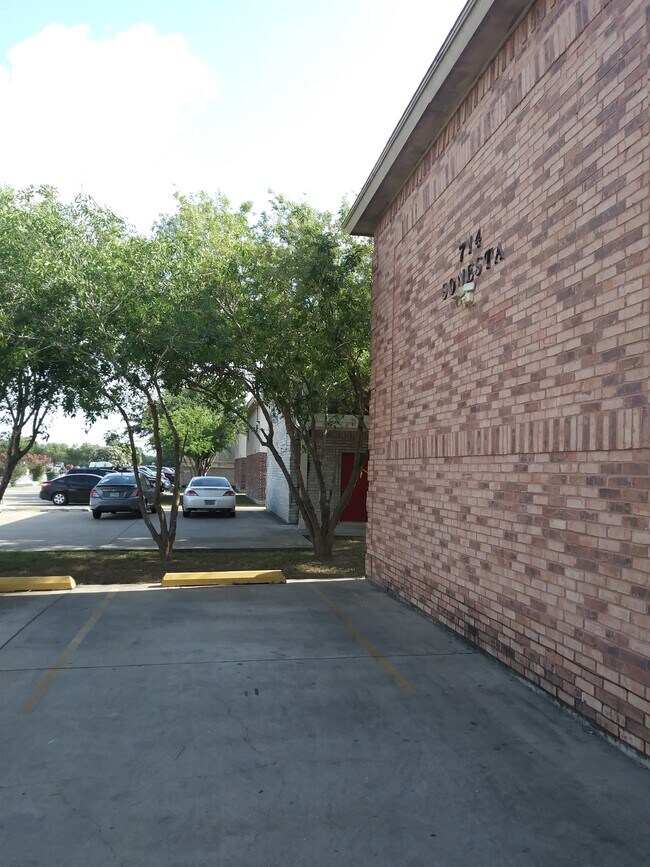 Building Photo - 714 Sonesta Dr