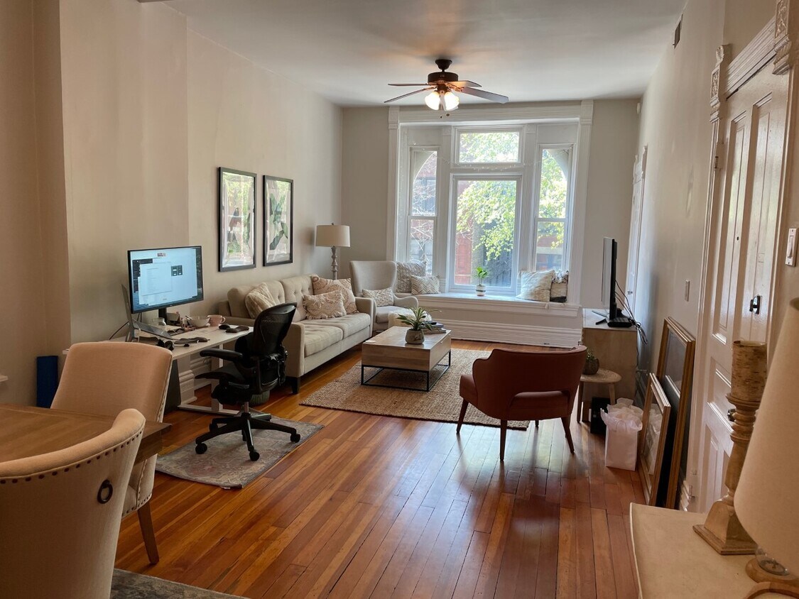 Primary Photo - 1323 N Wicker Park Ave