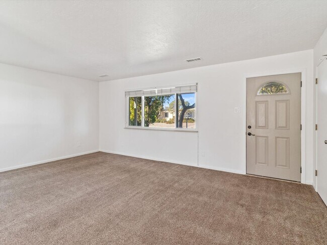 Foto del edificio - Spacious 4-Bed, 2-Bath Home | Large Backyard| Quick Access to Highway 528 and Other Routes| Pre-L...