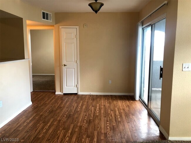 Foto del edificio - 6955 N Durango Dr