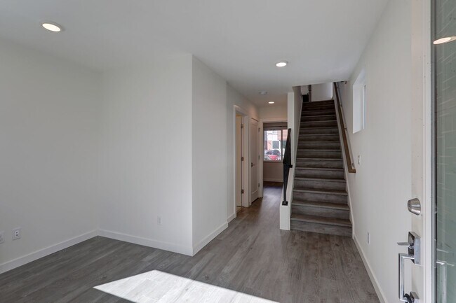 Foto del edificio - Stylish Capitol Hill Townhouse Living | 2 Bed + Den + Rooftop